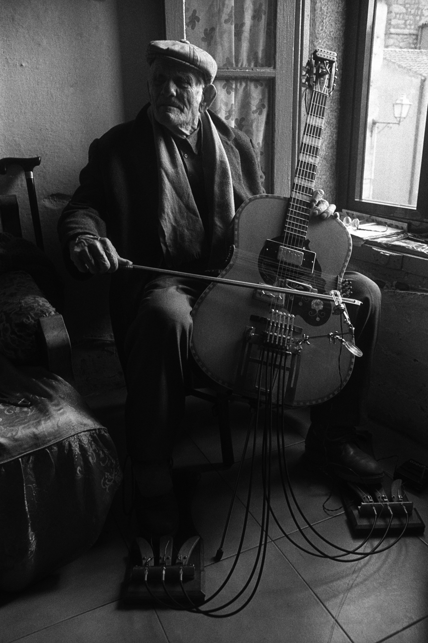 Giovanni Scanu plays Prepared Sardinian Guitar (Luras, 1998)
